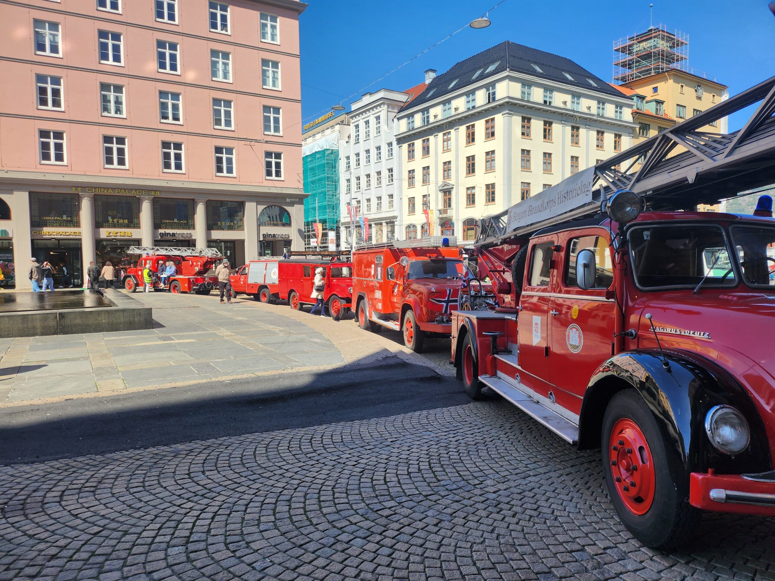 TERRORSIKRING MED VETERANBRANNBILER TERRORSIKRING MED VETERANBRANNBILER