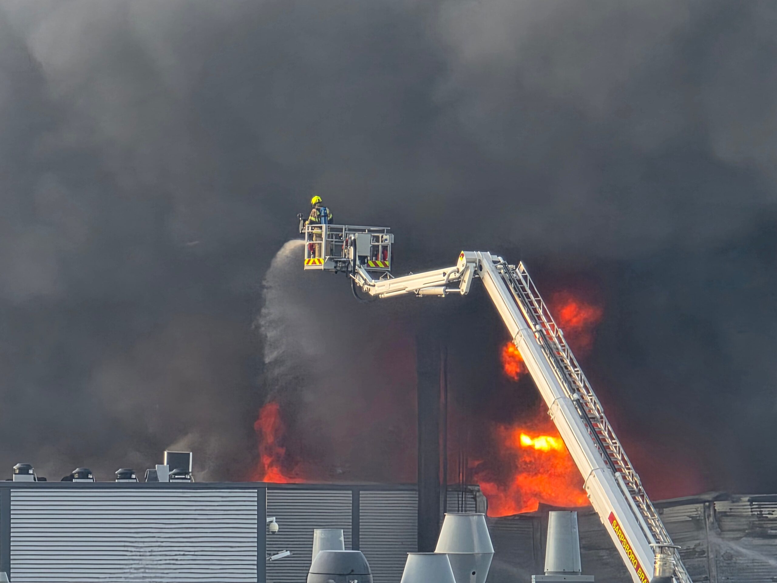 STOR INDUSTRIBRANN I FREDRIKSTAD 