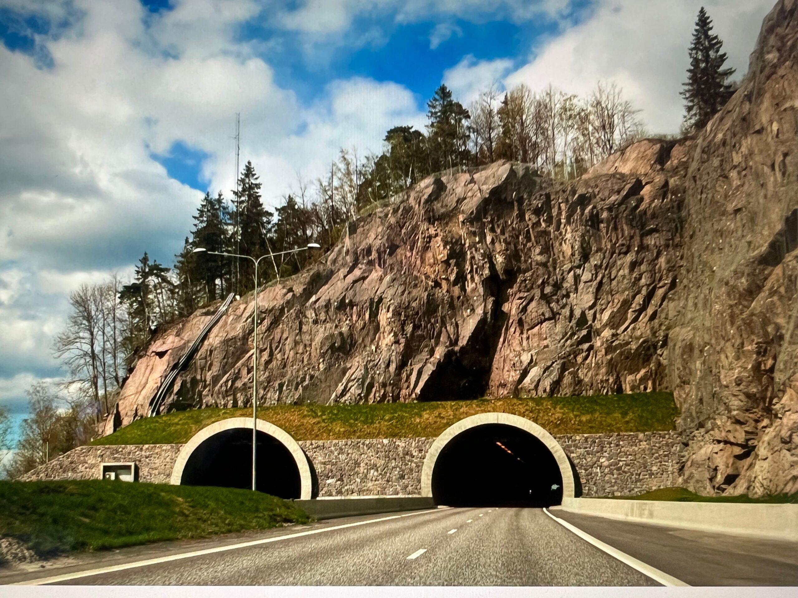 TANKBIL IKKE TILSTREKKELIG SOM SLOKKEVANN I TUNNEL 